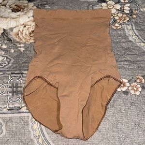 SKIMS HIGH WAIST SCULPTING BRIEFS